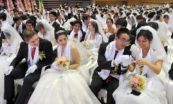 Женим всех бедных! В Индонезии одним махом женили девять тысяч пар!