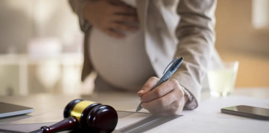 Права вагітної жінки при розлученні: як захистити свої інтереси в суді в Україні